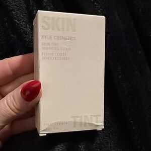 Kylie Cosmetics Skin Tint Blurring Elixir - 4W